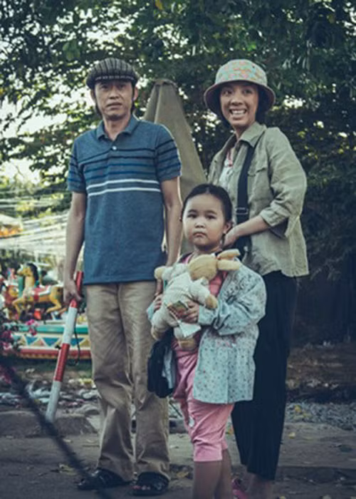 Hai mẹ con luôn được những người tốt bụng xung quang giúp đỡ: ông Ba hủ tíu, chú Lâm “SIDA”, chú Tuấn giang hồ. Tuy nhiên, mẹ của Nắng lại vướng vào vòng lao lý với cái án phạt nặng nhất là tử hình. 