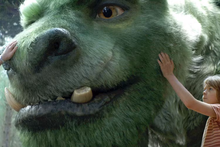 Khởi chiếu ngày 26/8, “Pete và người bạn rồng” là câu chuyện về tình bạn giữa cậu bé mồ côi 10 tuổi tên Pete và người bạn rồng màu xanh khổng lồ tên Elliott. 