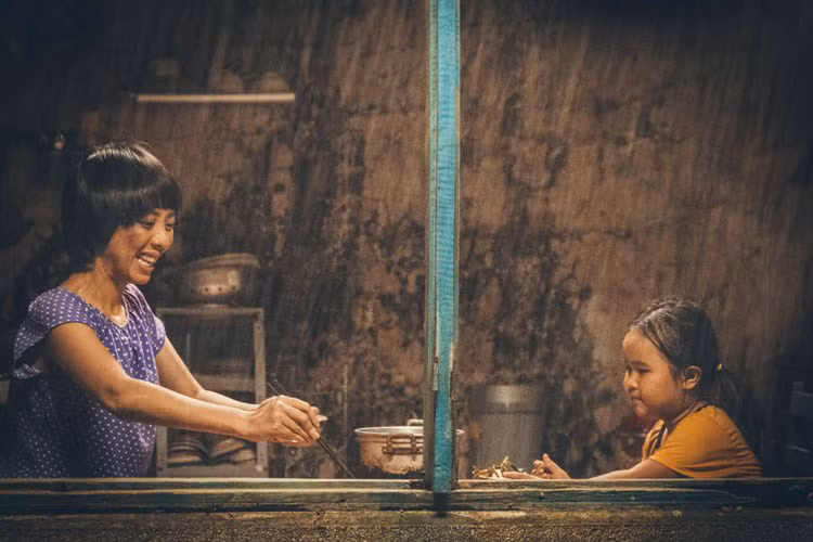 Là một trong những bộ phim chiếu rạp dịp Quốc khánh 2/9, "Nắng" kể về câu chuyện cảm động đầy tình người giữa bé Nắng và người mẹ Mưa bị thiểu năng. 