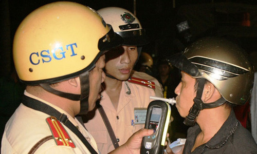 Tăng cường kiểm tra nồng độ cồn của người điều khiển phương tiện giao thông cơ giới đường bộ.