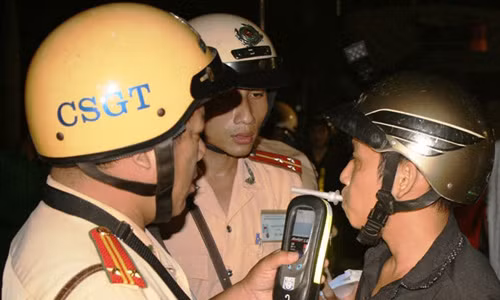 Tăng cường kiểm tra nồng độ cồn của người điều khiển phương tiện giao thông cơ giới đường bộ.