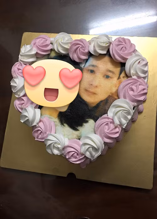 Cụ thể, trên trang cá nhân, Tạ Công Sơn đã hủy kết bạn với Kỳ Duyên. Anh cũng xóa bức ảnh kỉ niệm giữa hai người. Ngoài ra, vị doanh nhân này còn chuyển đổi trạng thái tình cảm từ “hẹn hò” sang “độc thân”. 