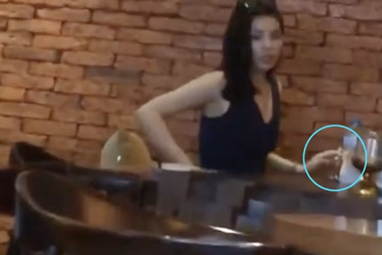 Còn nhớ, sau khi lộ clip hút thuốc lá nơi công cộng, Hoa hậu Kỳ Duyên đã lên tiếng xin lỗi. Tuy nhiên, lời chia sẻ của cô không nhận được sự cảm thông của dư luận. Không những vậy, Kỳ Duyên còn bị nhiều fans - những người từng bảo vệ cô khi dính loạt lùm xùm trước đó, quay lưng. 