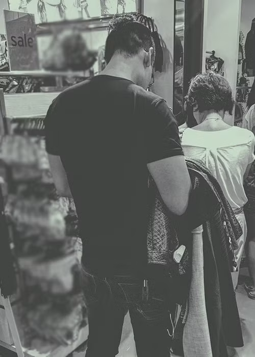 Trước đó, Tạ Công Sơn được nhiều người gọi là “soái ca” khi anh từng không ngại xếp hàng giúp bạn gái trước phòng thử đồ. Thậm chí giữa lùm xùm của Kỳ Duyên, Tạ Công Sơn vẫn tỏ ra quan tâm đến cô. 