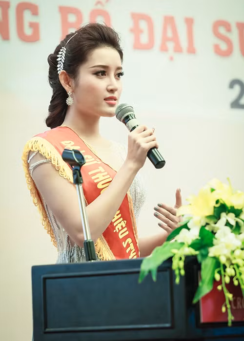 Những scandal của Kỳ Duyên xảy ra gần đây cũng ảnh hưởng không nhỏ đến các hợp đồng quảng cáo của cô. Cụ thể, cô đã bị Á hậu Huyền My thay thế vị trí đại sứ thương hiệu của một kênh truyền hình. Trước đó, Kỳ Duyên là đại sứ nhiệm kỳ đầu tiên của kênh này. (Ảnh: VTC) 