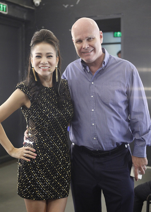 Khoảnh khắc rạng rỡ của vợ chồng Thu Minh ở hậu trường Gala 6 Vietnam Idol 2016.