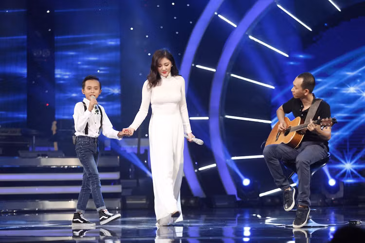 Hồ Văn Cường và Văn Mai Hương đã song ca trên sân khấu của Gala 6 Vietnam Idol 2016 qua ca khúc vô cùng nhẹ nhàng và tình cảm - “Đi học”.