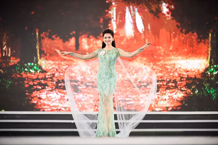 Theo đó, người đẹp Huỳnh Thị Thùy Dung bốc trúng thăm giả định Á hậu 2 trong hai đêm tổng duyệt. Trùng hợp thay, điều này đã xảy ra trong đêm chung kết. 