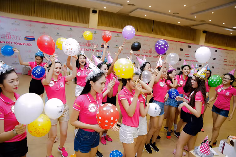 Các thí sinh đều rất thích thú bởi buổi tiệc không báo trước này. Họ “quậy tưng bừng” và quên đi những mệt mỏi của buổi tập luyện đội hình trước đó. 