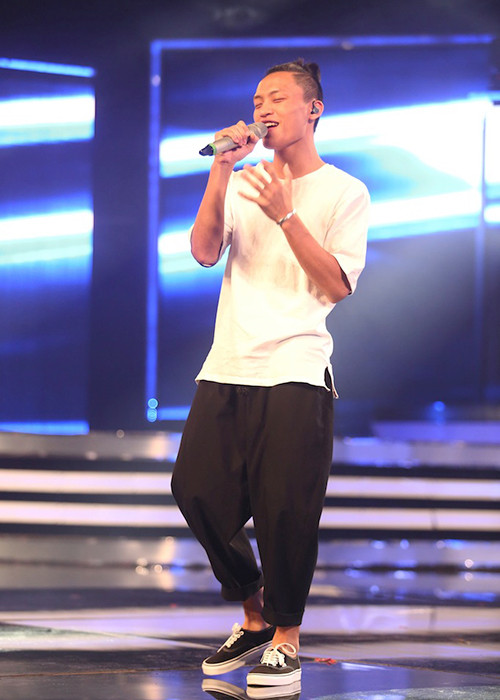 Trong lúc tập luyện, Tóc Tiên bày chiêu cho Việt Thắng nên hát như đang tỏ tình với người yêu ngay trên sân khấu thì phần trình diễn sẽ hấp dẫn hơn. 