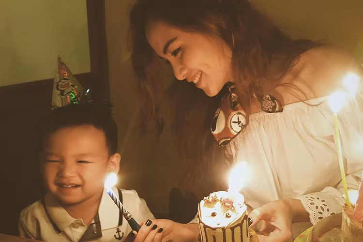 Trên trang cá nhân, Diễm Hương đã chia sẻ đến người hâm mộ khoảnh khắc cùng cậu con trai đầu lòng tên Noah đón tuổi mới.