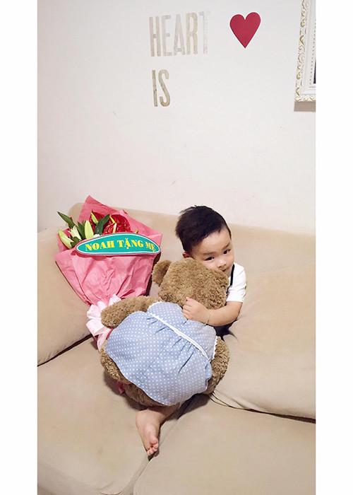 Diễm Hương còn khoe bó hình ảnh bó hoa ghi “Noah tặng mẹ”.