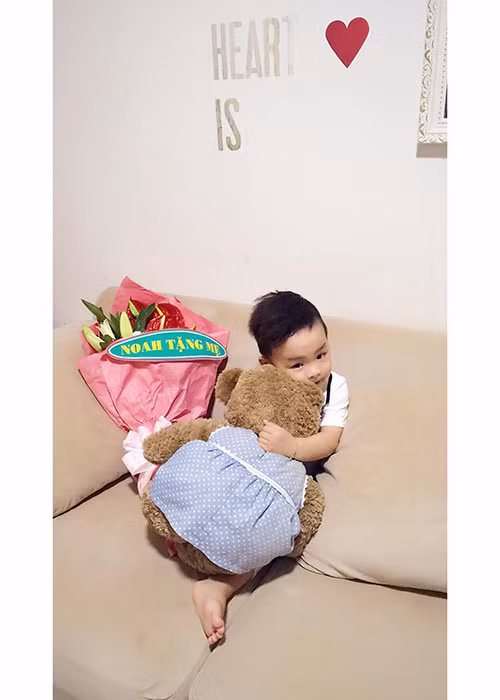 Diễm Hương còn khoe bó hình ảnh bó hoa ghi “Noah tặng mẹ”.