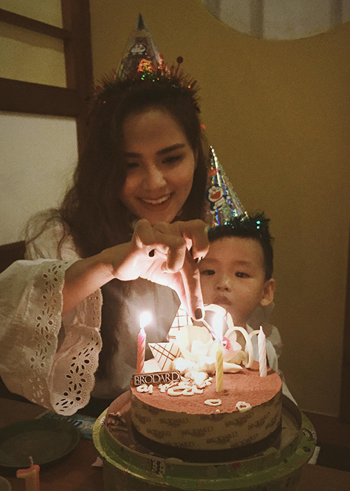 Trong tiệc sinh nhật, Hoa hậu Thế giới người Việt Nam 2010 và cậu quý tử diện trang phục tông trắng.