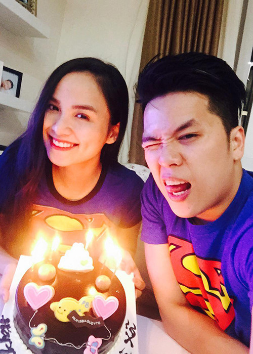 Ngoài lời chúc mừng bà xã, Quang Huy còn chia sẻ lại bức ảnh cả hai cùng đón sinh nhật chung vào năm ngoái. Được biết, ông xã Diễm Hương sinh ngày 29/8.
