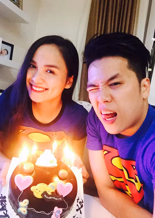 Ngoài lời chúc mừng bà xã, Quang Huy còn chia sẻ lại bức ảnh cả hai cùng đón sinh nhật chung vào năm ngoái. Được biết, ông xã Diễm Hương sinh ngày 29/8.