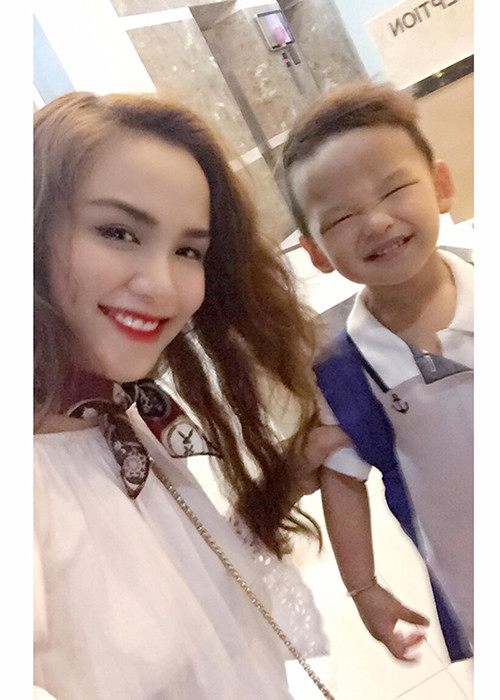 Con trai Diễm Hương liên tục cười tít mắt trong ngày sinh nhật của mẹ.