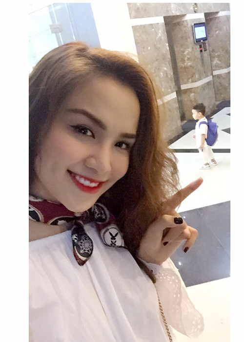 Đi kèm loạt ảnh đón sinh nhật, Diễm Hương viết: “Già rồi nên cũng biết mình sai rồi. Không mãi đúng được. Một sinh nhật đáng nhớ. Hương nhận được rất nhiều lời chúc nhưng trên hết Hương nhận ra tình cảm của những người yêu thương mình. Dù la rầy, dù làm mình quê, dù cãi nhau nhưng mọi thứ đều ổn thỏa. Trên hết Noah của mẹ vẫn rất xấu trai”.