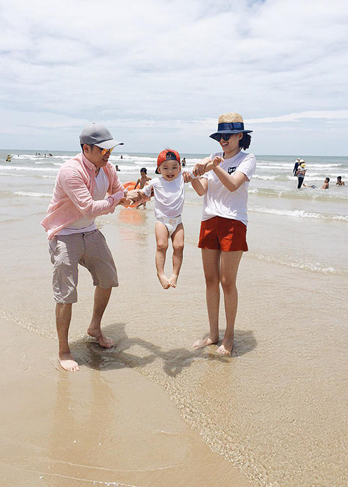 Sau khi Diễm Hương chỉ chia sẻ loạt ảnh bên con trai, nhiều người đặt nghi vấn ông xã người đẹp vắng mặt tại buổi sinh nhật của vợ vì hôn nhân gặp trục trặc.