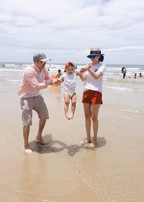 Sau khi Diễm Hương chỉ chia sẻ loạt ảnh bên con trai, nhiều người đặt nghi vấn ông xã người đẹp vắng mặt tại buổi sinh nhật của vợ vì hôn nhân gặp trục trặc.