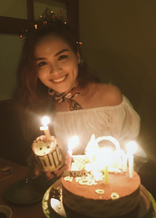 Buổi sinh nhật của Diễm Hương diễn ra trong không khí vô cùng giản dị và ấm cúng. Bà mẹ một con cũng rất vui vẻ đón tuổi mới bên gia đình.