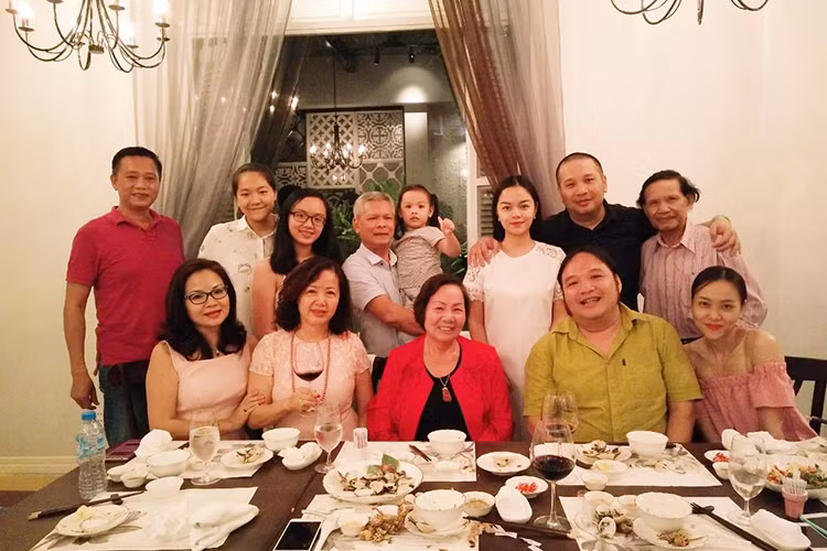 Hình ảnh Phạm Quỳnh Anh đón tuổi mới bên chồng con và những người thân bên hai gia đình nội ngoại.