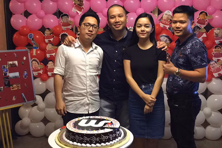 Phạm Quỳnh Anh và ông xã Quang Huy (thứ hai từ trái sang) có ngày sinh nhật gần nhau khi nam đạo diễn này đón tuổi 36 vào ngày hôm nay (25/8).