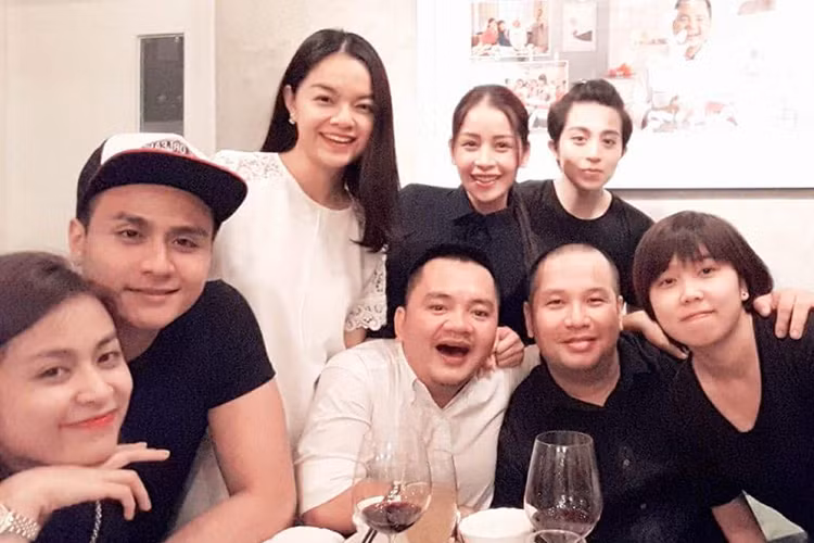 Trong khi Chi Pu quấn quýt không rời Gil Lê thì Hoàng Thùy Linh thân thiết bên nam người mẫu Vĩnh Thụy (thứ hai từ trái sang).