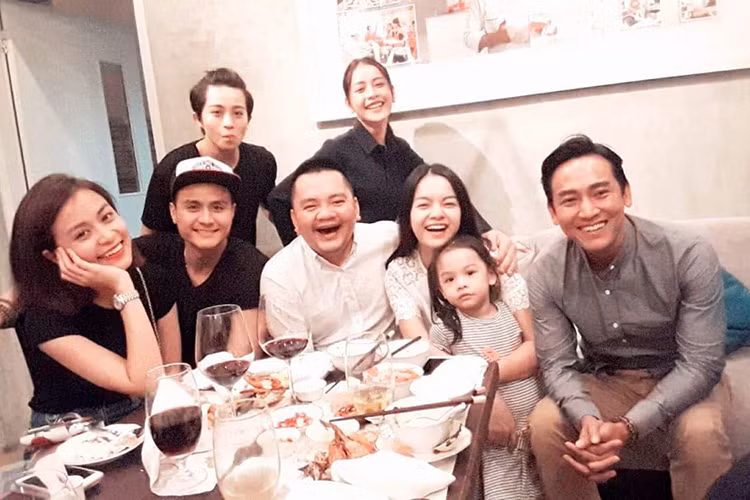 Hai nữ diễn viên phim “Thần tượng” là Hoàng Thùy Linh (ngoài cùng bên trái) và Chi Pu (thứ tư từ trái sang) cũng đến chúc mừng sinh nhật Phạm Quỳnh Anh.