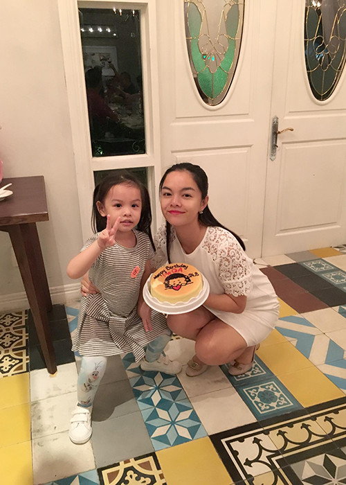 Phạm Quỳnh Anh hạnh phúc nhận bánh sinh nhật từ cô con gái đầu lòng tên Tuệ Lâm.