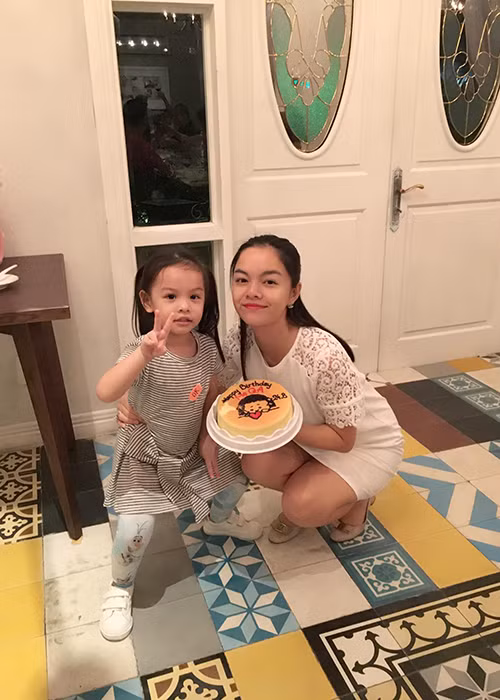 Phạm Quỳnh Anh hạnh phúc nhận bánh sinh nhật từ cô con gái đầu lòng tên Tuệ Lâm.