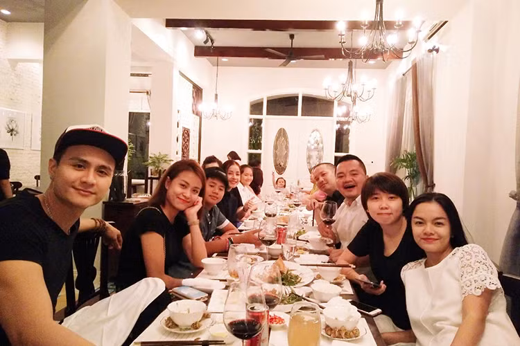 Nữ ca sĩ còn chia sẻ: “Mong rằng sinh nhật những năm sau cũng sẽ vui như này... trở lên. Không sợ gì... già cũng không sợ”.