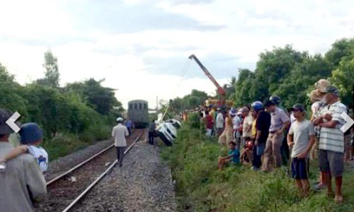 Tau hoa dam o to cho 6 nguoi di du dam cuoi-Hinh-2