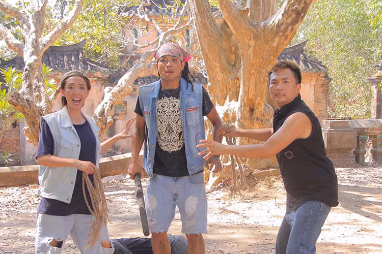 Loạt ảnh hậu trường phim còn bật mí phân cảnh Thu Trang, Đại Nghĩa và Hoàng Phi hóa thân thành những kẻ giang hồ, bụi đời nhem nhuốc. 