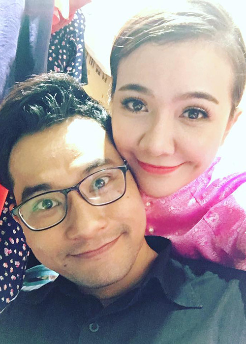 Khoảnh khắc Ái Châu thân mật bên ông xã Huỳnh Đông ở hậu trường một show diễn ở Chicago, Mỹ. 