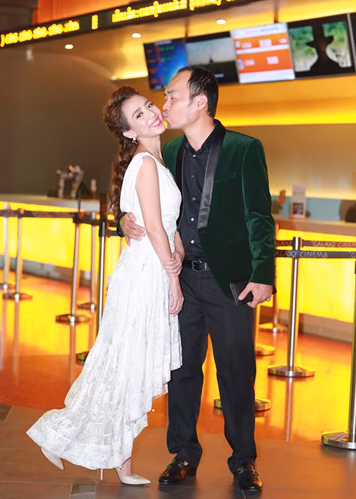 Trước ống kính máy ảnh, cặp vợ chồng nghệ sĩ được yêu mến nhất nhì showbiz Việt không ngại tình tứ bên nhau. 