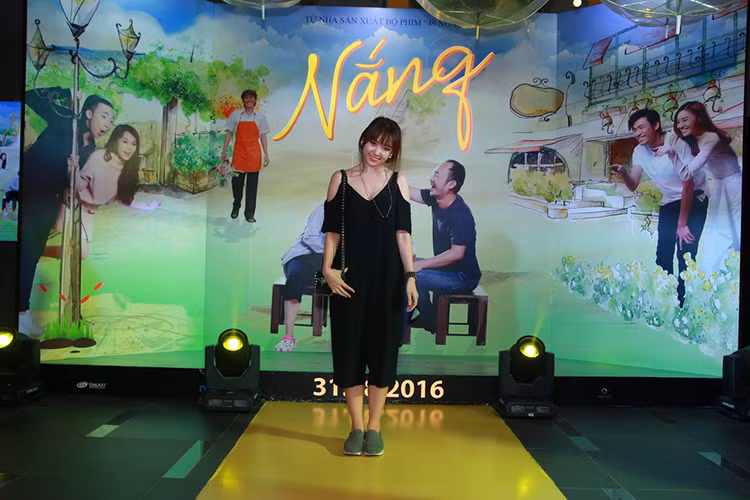 Tối qua (30/8), Hari Won xuất hiện tại buổi ra mắt phim “Nắng” của đạo diễn Đồng Đăng Giao. Phim có sự góp mặt của Trấn Thành. 