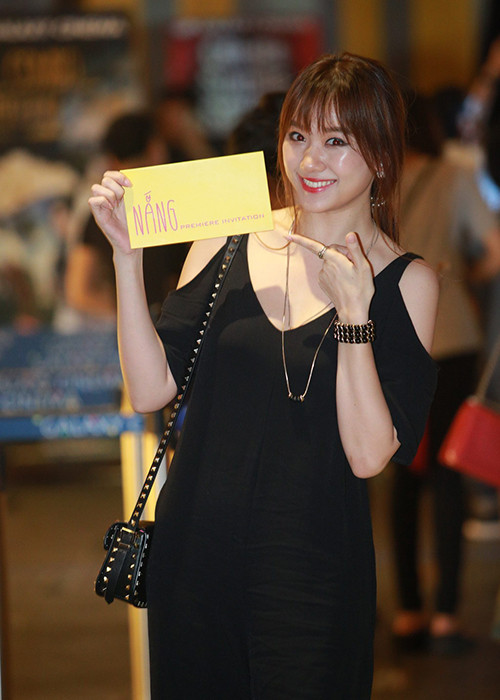 Dù xuất hiện lẻ loi tại sự kiện nhưng bạn gái Trấn Thành vẫn vô cùng rạng rỡ. 