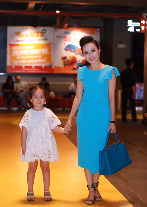 MC Hoài Anh cùng cô con gái xinh xắn đến chung vui cùng đoàn làm phim “Nắng”.