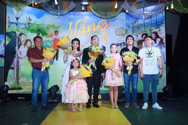 “Nắng” là câu chuyện cảm động đầy tình người về bé Nắng và người mẹ Mưa bị thiểu năng. Phim công chiếu vào ngày hôm nay (31/8). 