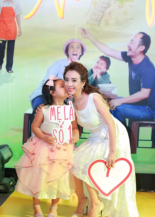 “Hoa hậu hài” Thu Trang nhận nụ hôn tình cảm từ bé Kim Thư tại buổi ra mắt phim ở Hà Nội.