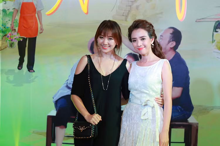 Nữ ca sĩ gốc Hàn tranh thủ đến chúc mừng phim của bạn trai trước khi tham gia một sự kiện khác. 