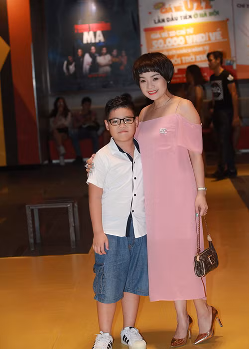 Ca sĩ Ngọc Khuê cũng khoe cậu con trai kháu khỉnh tại sự kiện. 