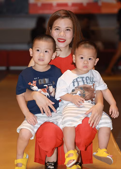 Nhiều nghệ sĩ Việt cũng đến chúc mừng phim “Nắng” ra mắt ở Hà Nội. Trong ảnh, ca sĩ Mỹ Dung dẫn hai nhóc tì đến thưởng thức bộ phim. 