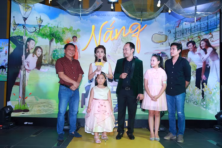 Đoàn làm phim “Nắng” vui vẻ giao lưu với khán giả thủ đô. Trước đó, bộ phim đã có buổi ra mắt tại TP HCM vào tối ngày 29/8. 