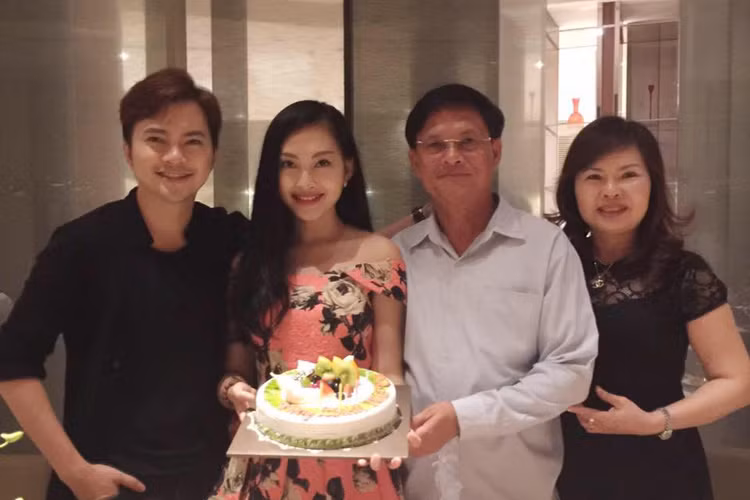 Ca sĩ Nam Cường có một cô em gái xinh đẹp tên Bảo Nguyên. Hiện tại, Bảo Nguyên đang du học ngành kinh tế ở London, Anh.