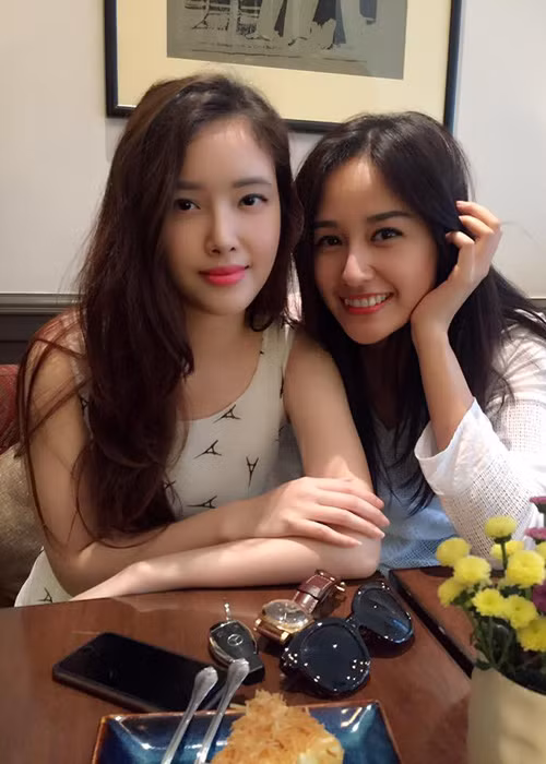 Mai Ngọc Phượng (trái) là em gái Mai Phương Thúy, hiện đang kinh doanh mỹ phẩm trực tuyến sau thời gian du học ở nước ngoài.