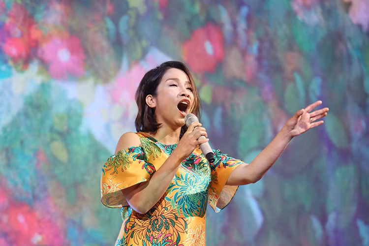 Không chỉ thiết kế trang phục, Đỗ Mạnh Cường còn đích thân tư vấn cho diva danh tiếng của làng âm nhạc Việt Nam để có được vẻ ngoài ưng ý nhất. 