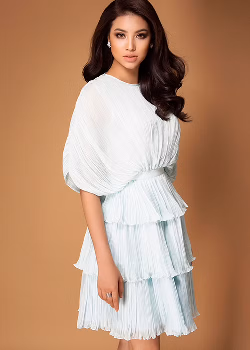 Người đẹp gốc Hải Phòng một lần nữa ghi điểm bởi vẻ kiêu sa, thanh lịch trong các mẫu thiết kế của Lê Thanh Hòa. 