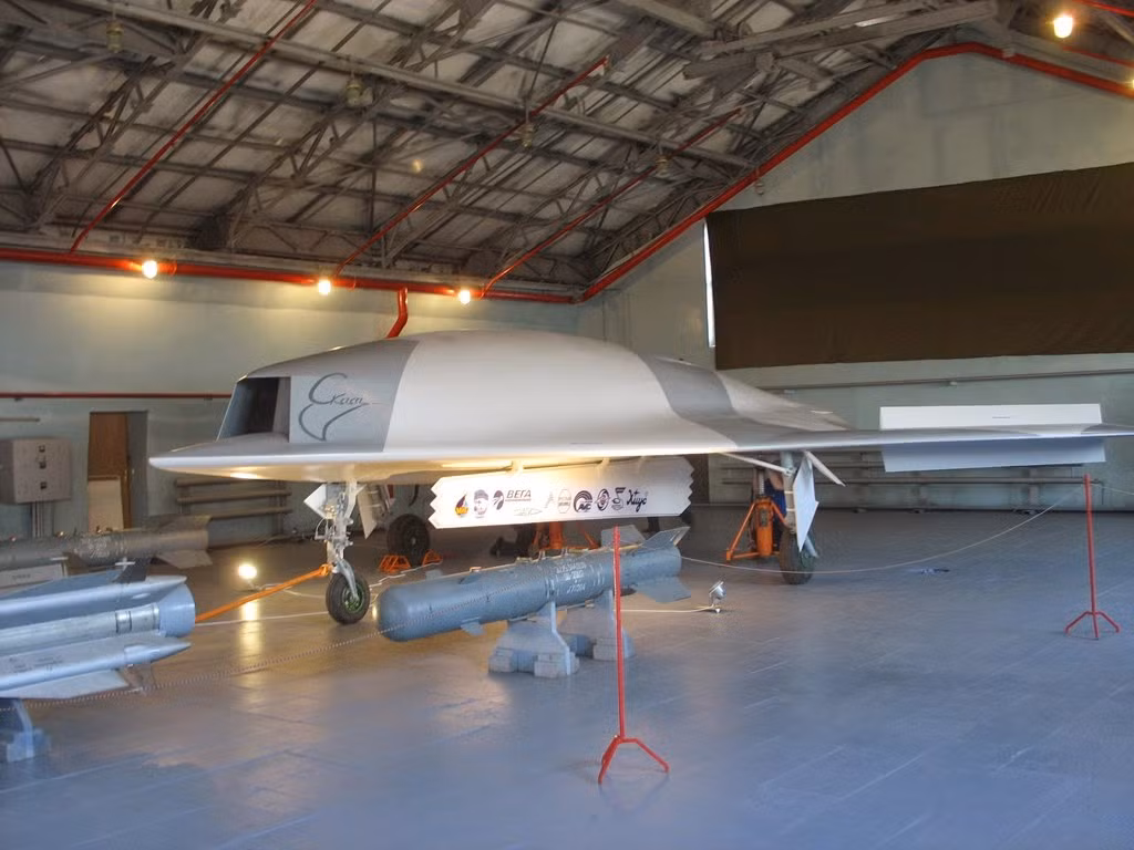 Máy bay chiến đấu không người lái Mikoyan Skat một trong những nỗ lực vực dậy hãng MiG trong giai đoạn sau khi Liên Xô tan rã. Nguồn ảnh: Pinterest.